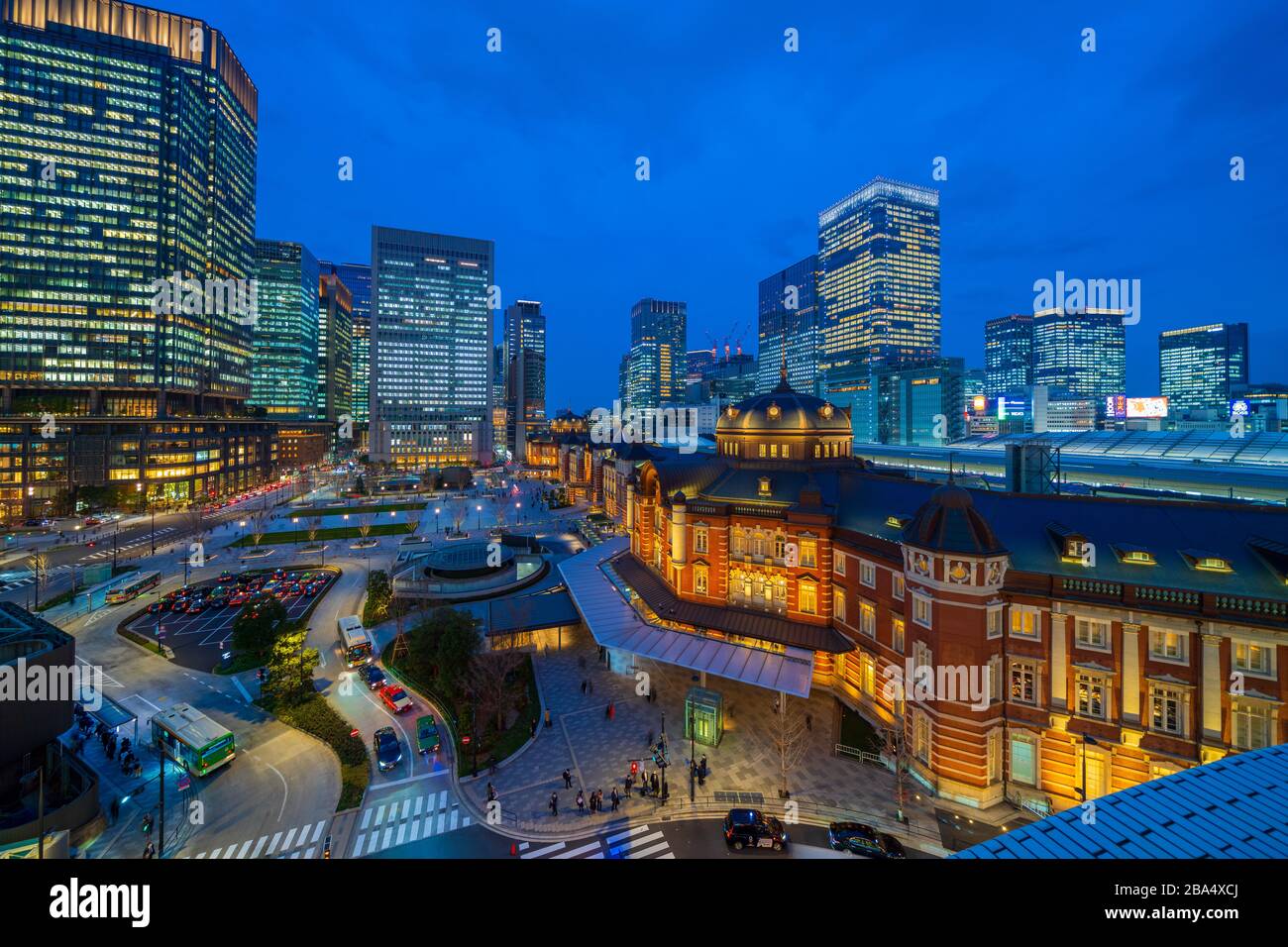 Stazione ferroviaria di Tokyo, quartiere degli affari e grattacieli al tramonto. Foto Stock