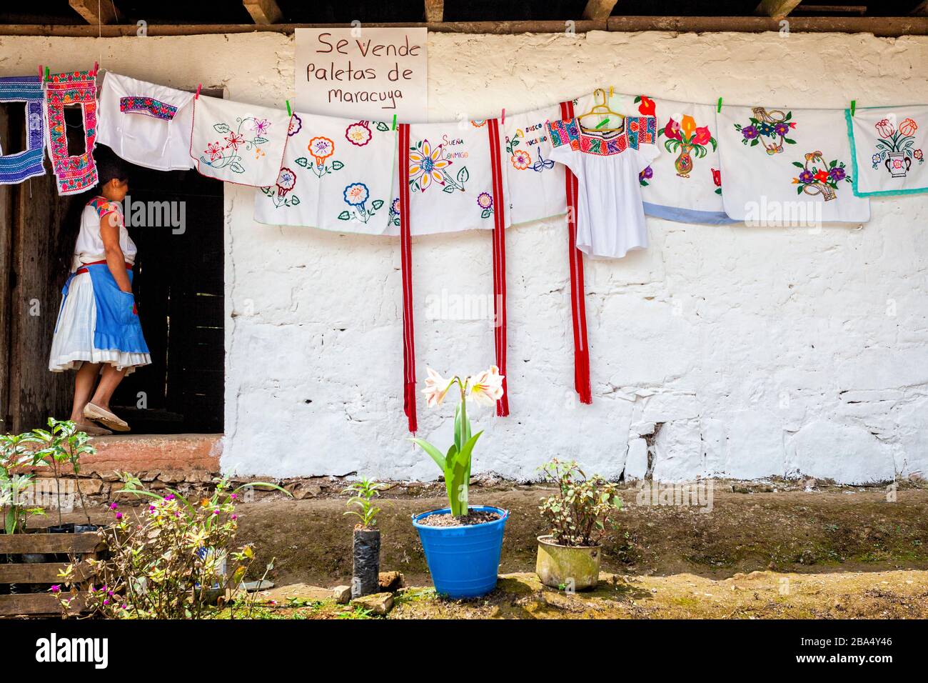 Una signora Nahuat entra nella sua casa che serve anche come un negozio di artigianato, Cuetzalan, Puebla, Messico. Foto Stock