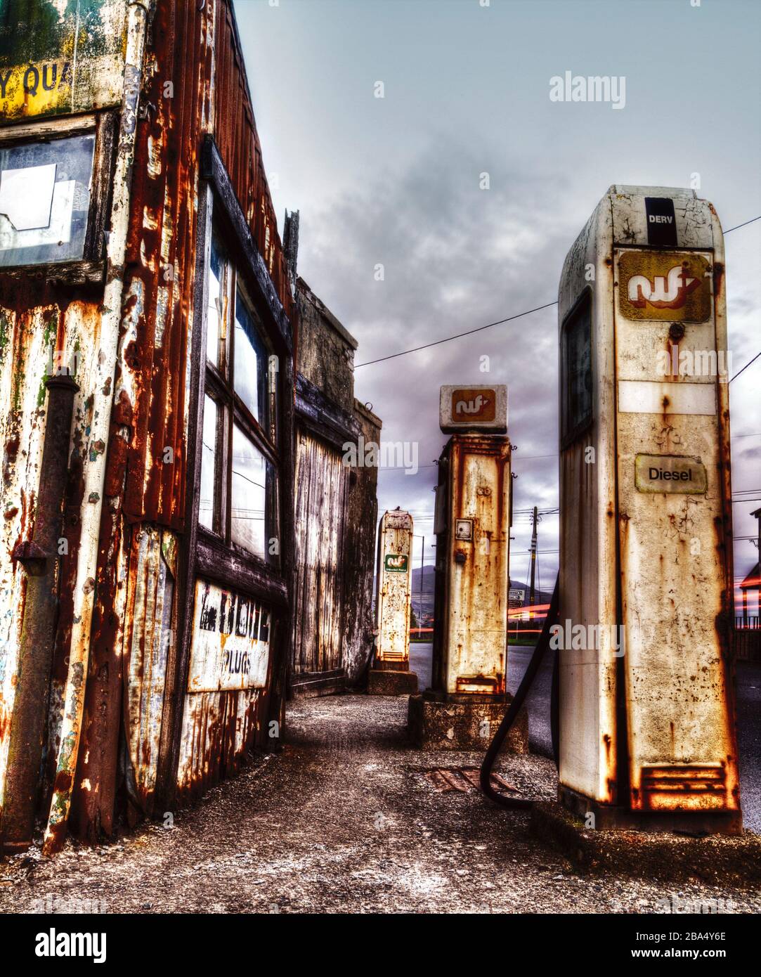 Garage vecchio, distributore di benzina vecchio, negozio d'epoca. Robusto e rustico. Come il vecchio West o Route 66 Foto Stock