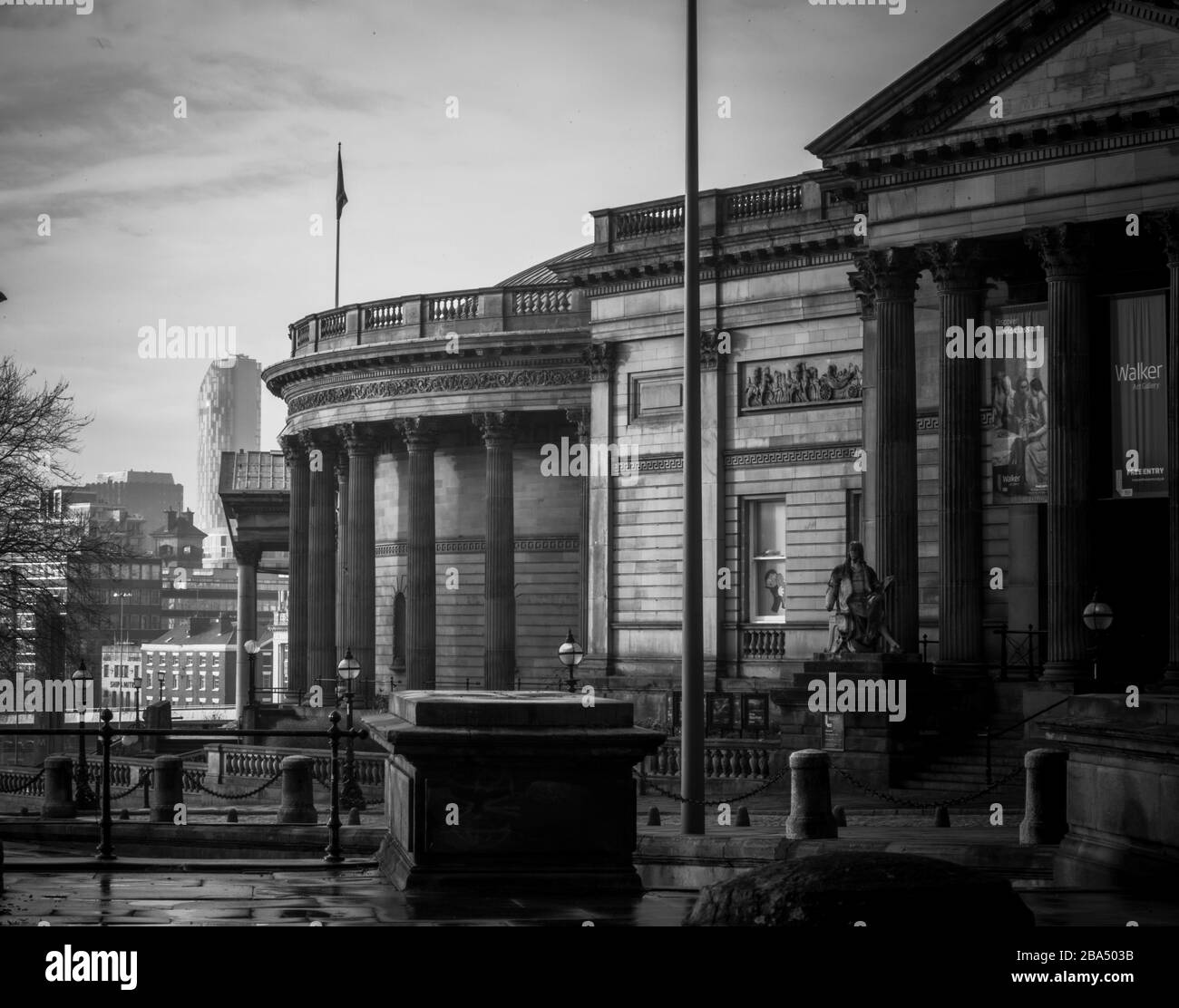 Edifici classici con edifici nuovi o moderni nella stessa scena. Alcuni in zone del luogo del Patrimonio Mondiale, che stanno rischiando la loro designazione. Foto Stock