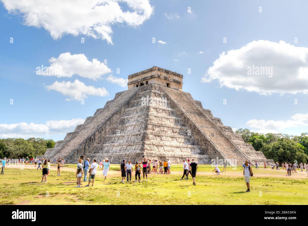 Chichen Itza, Messico - 23 dicembre 2019: I turisti visitano la famosa piramide di Kukulcan a Chichen Itza, nella penisola dello Yucatan del Messico. UN MONDO UNESCO H Foto Stock