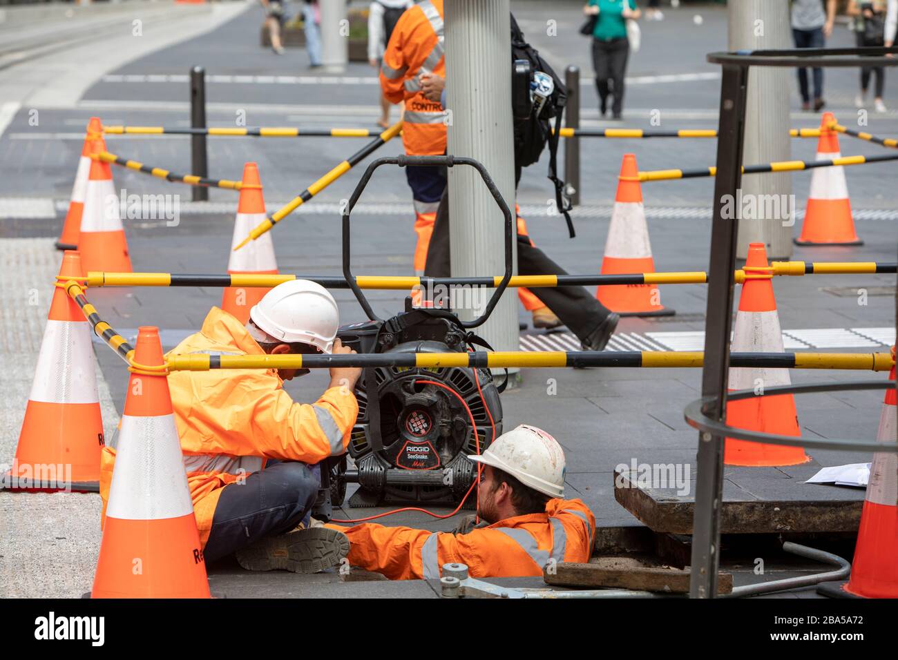 Centro di Sydney, Australia. Mercoledì 25 marzo 2020.. I tecnici addetti al trasporto regolano i passaggi pedonali in modo da cambiarli automaticamente senza che una persona debba premere o toccare i pulsanti che di solito cambiano le luci in modo da poter attraversare la strada in tutta sicurezza. Credit Martin Berry/Alamy Live News Foto Stock