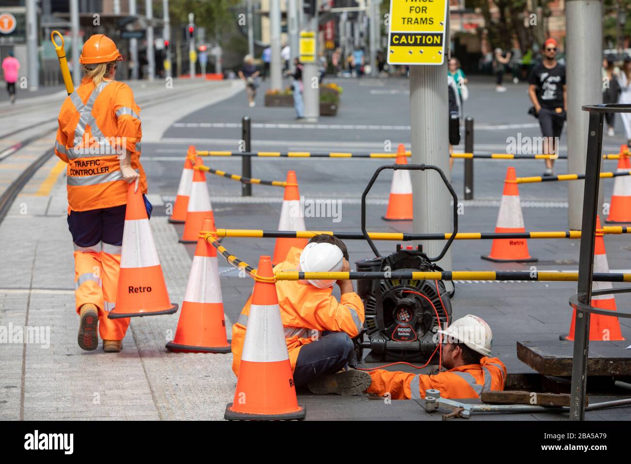 Centro di Sydney, Australia. Mercoledì 25 marzo 2020.. I tecnici addetti al trasporto regolano i passaggi pedonali in modo da cambiarli automaticamente senza che una persona debba premere o toccare i pulsanti che di solito cambiano le luci in modo da poter attraversare la strada in tutta sicurezza. Credit Martin Berry/Alamy Live News Foto Stock