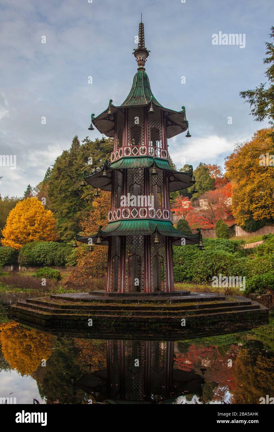 Pagoda nei colori autunnali, autunnali o autunnali. Alton Towers.Estate giardini, stagno, riflessioni, giardini pubblici Foto Stock