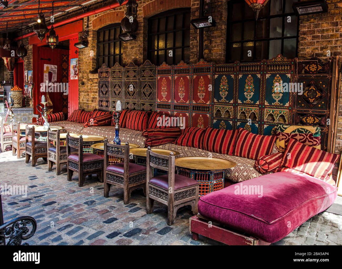 Lounge a sisha Arabico o Medio Oriente. Decorazioni in stile arabo o marocchino Foto Stock