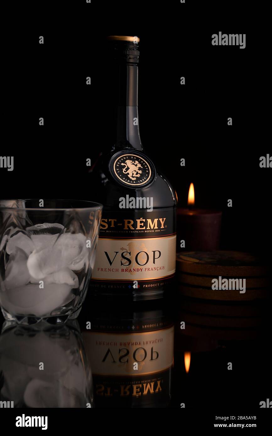 Studio con bottiglia da 750 ml di Brandy francese ST Remy VSOP con classe con ghiaccio, montagne russe, sfondo nero Foto Stock