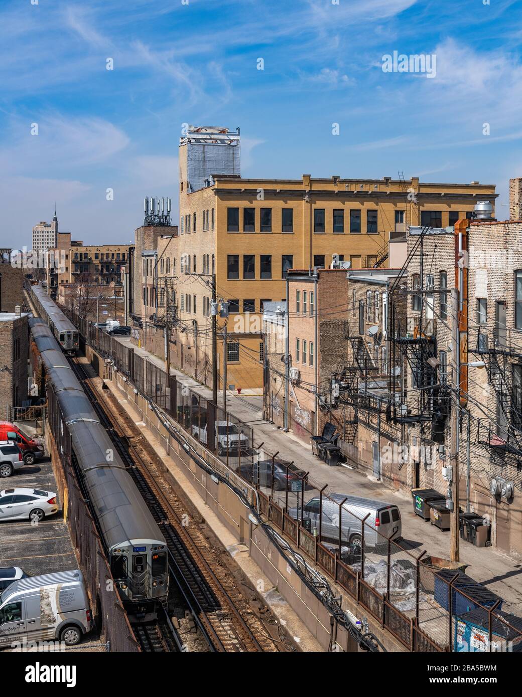 I treni Blue Line entrano nella metropolitana nel Wicker Park quartiere Foto Stock