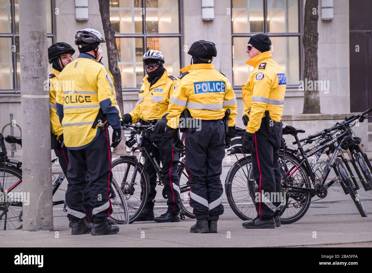 TORONTO, CANADA - 01 04 2020: Poliziotti di pattuglia della polizia di Toronto che sorvegliano il viale dell'università nel centro di Toronto Foto Stock