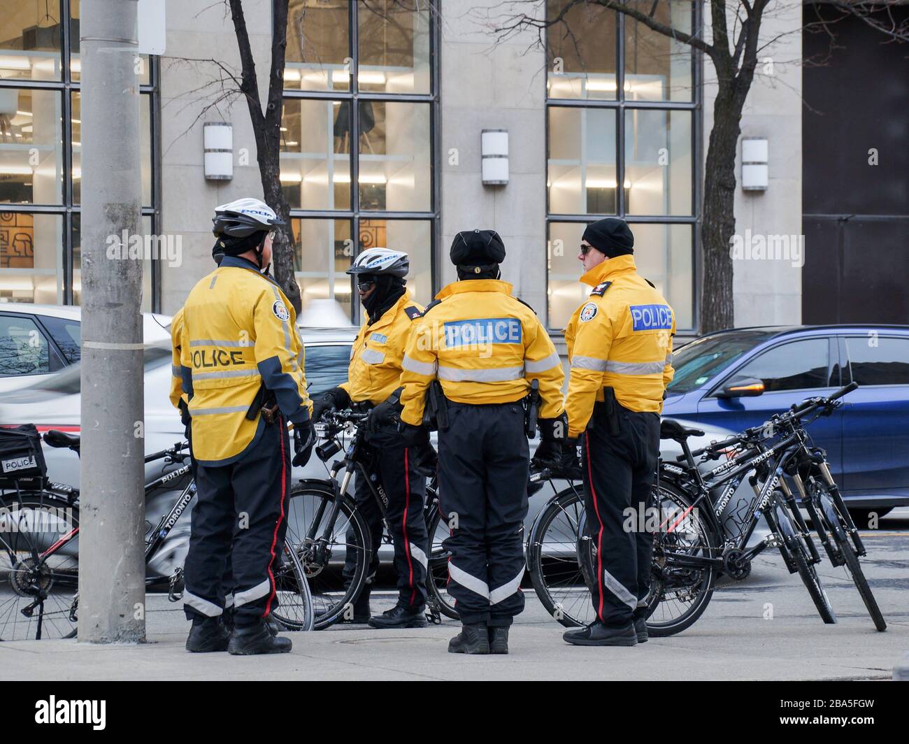 TORONTO, CANADA - 01 04 2020: Poliziotti di pattuglia della polizia di Toronto che sorvegliano il viale dell'università nel centro di Toronto Foto Stock