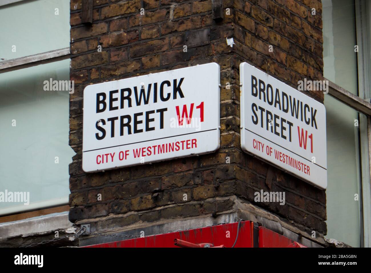 Due segnali stradali sulla parete all'angolo, Soho, Londra, Regno Unito Foto Stock