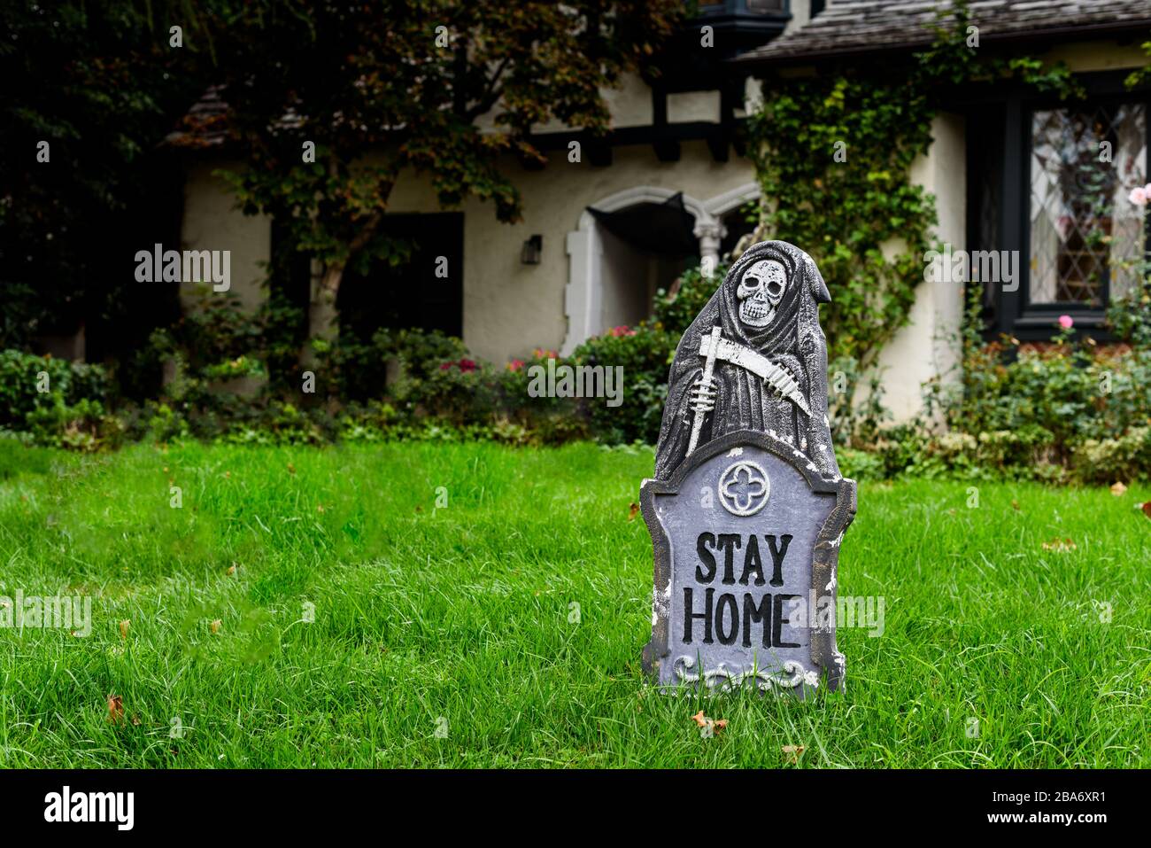 Segnale di soggiorno a casa relativo alla nuova epidemia di virus corona nel mondo. Foto Stock
