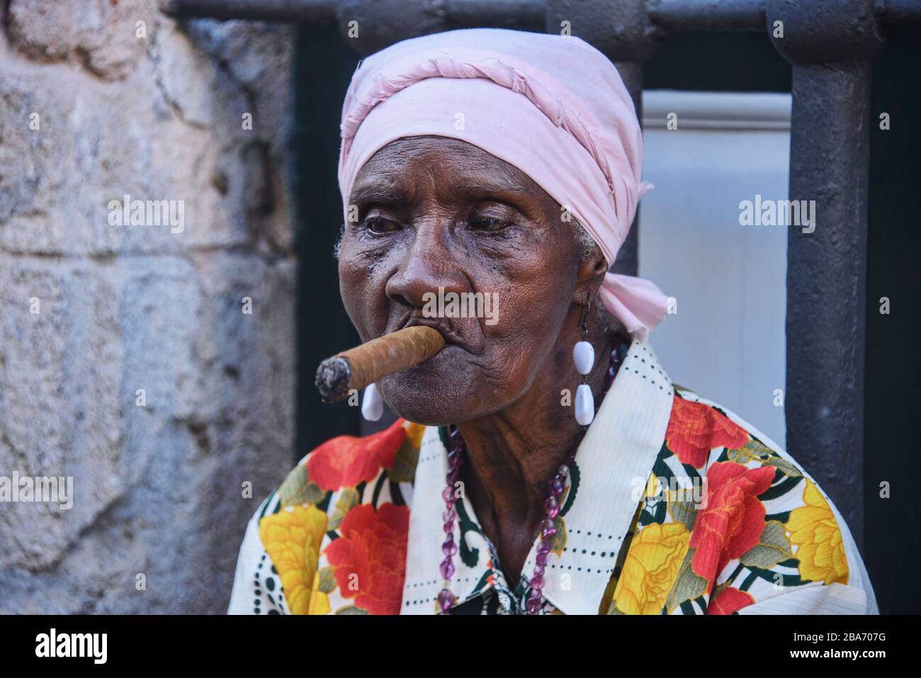 Donna di fumare un sigaro, Havana, Cuba Foto Stock