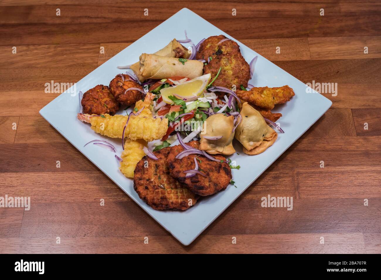 il ristorante, in stile casalingo, propone piatti di verdure pakora, pollo, kebab, gamberi, samosa e panini Foto Stock