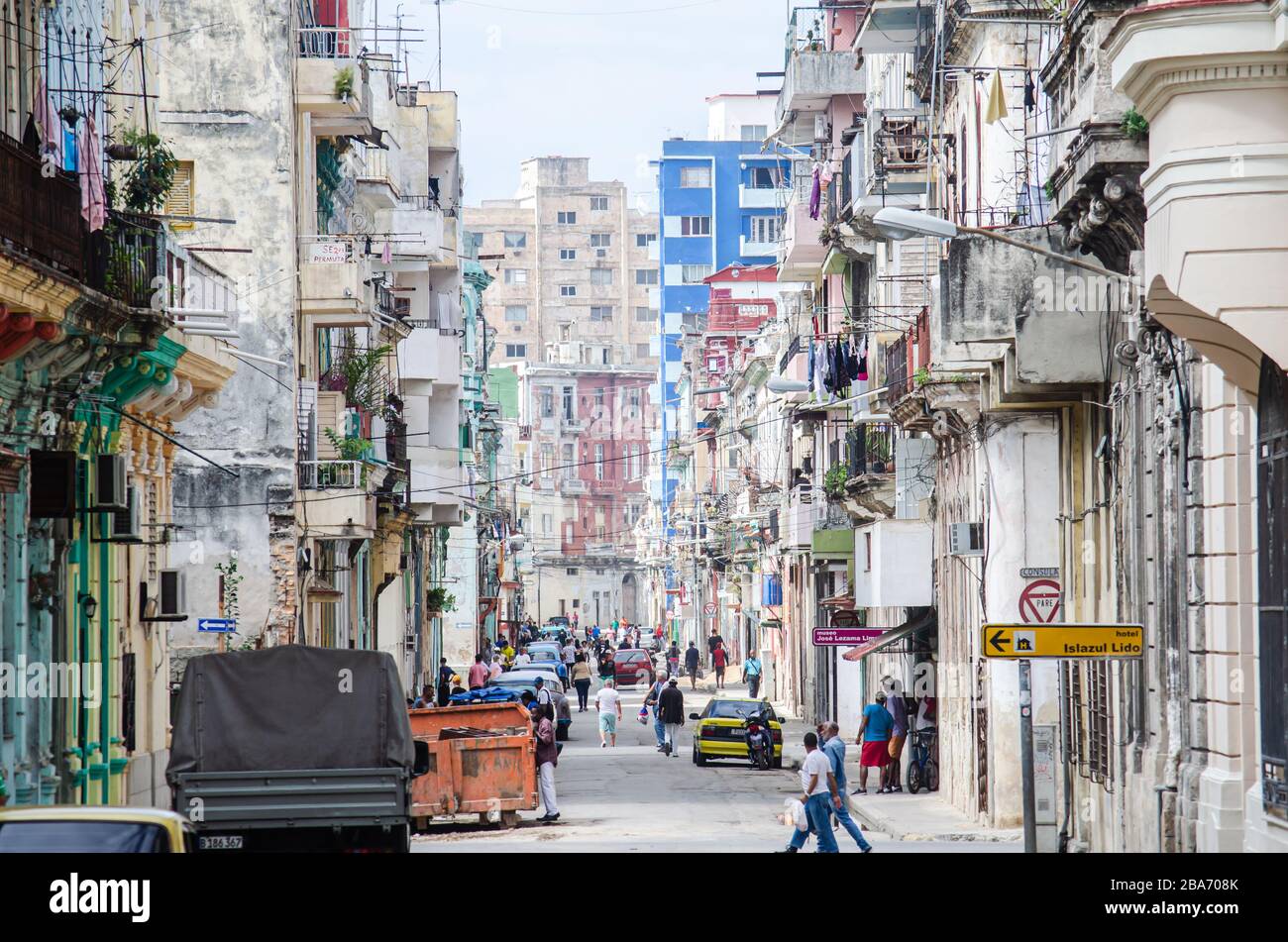 Vista panoramica di una tipica strada di Habana a Cuba Foto Stock