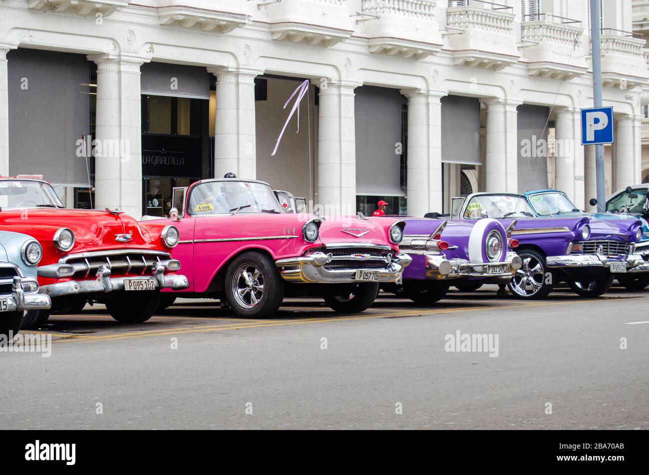 Auto classiche nelle strade di Old Havana Foto Stock