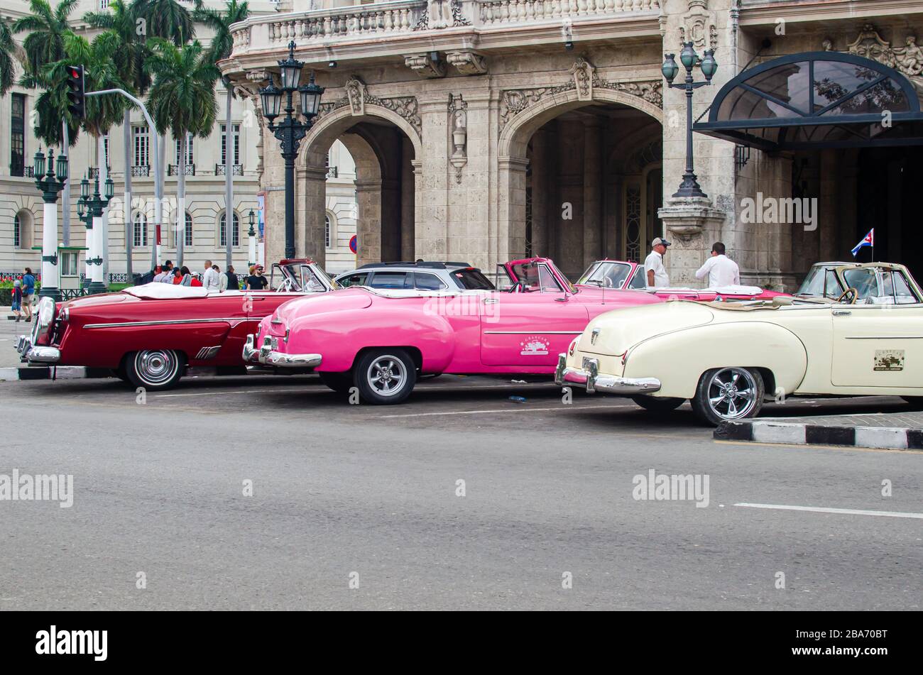 Auto classiche nelle strade di Old Havana Foto Stock