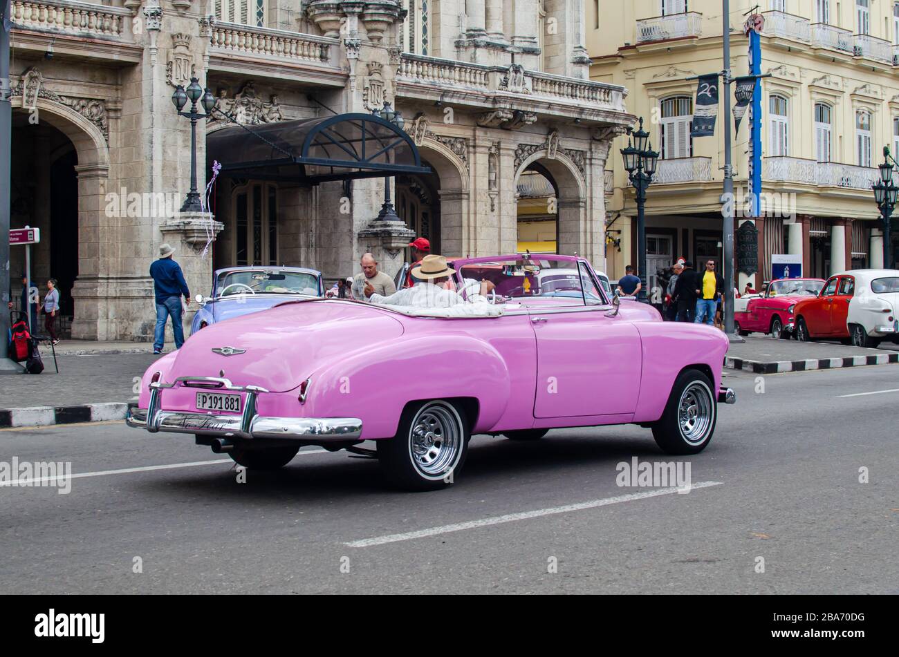 Auto classica nelle strade di Old Havana Foto Stock