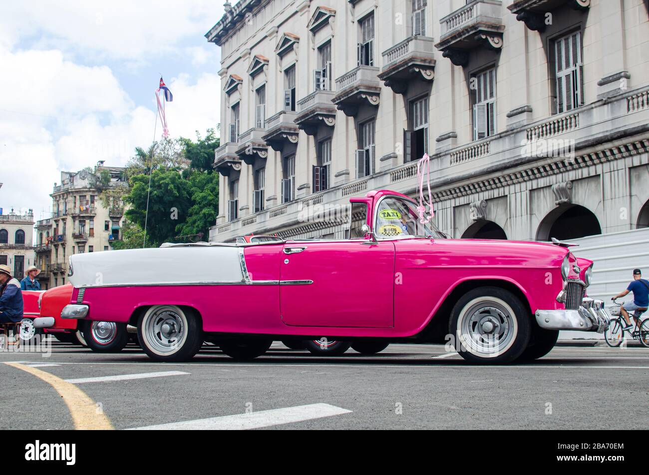 Auto classica nelle strade di Old Havana Foto Stock