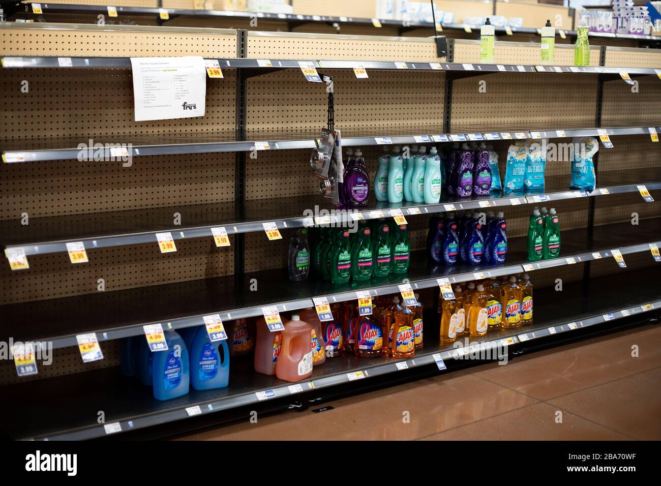 Scaffali vuoti sono visti in un supermercato a Mesa, Arizona, il 25 marzo 2020. Foto Stock