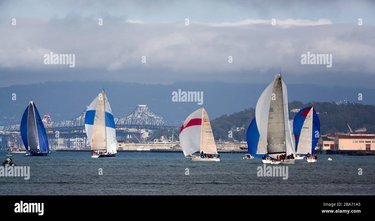 Barche a vela in corsa nella Coppa America 2013 a San Francisco Bay con il Bay Bridge sullo sfondo, California, Stati Uniti, colore Foto Stock