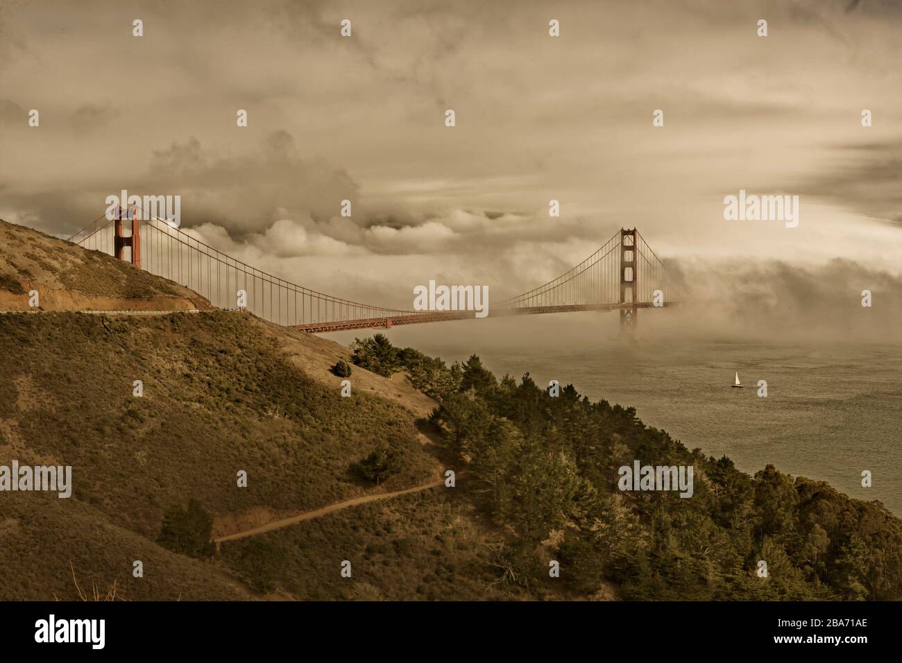 Vista dorata del Golden Gate Bridge sotto il sole e la nebbia da Marin Headlands, San Francisco, California, Stati Uniti, Nord America, colore Foto Stock
