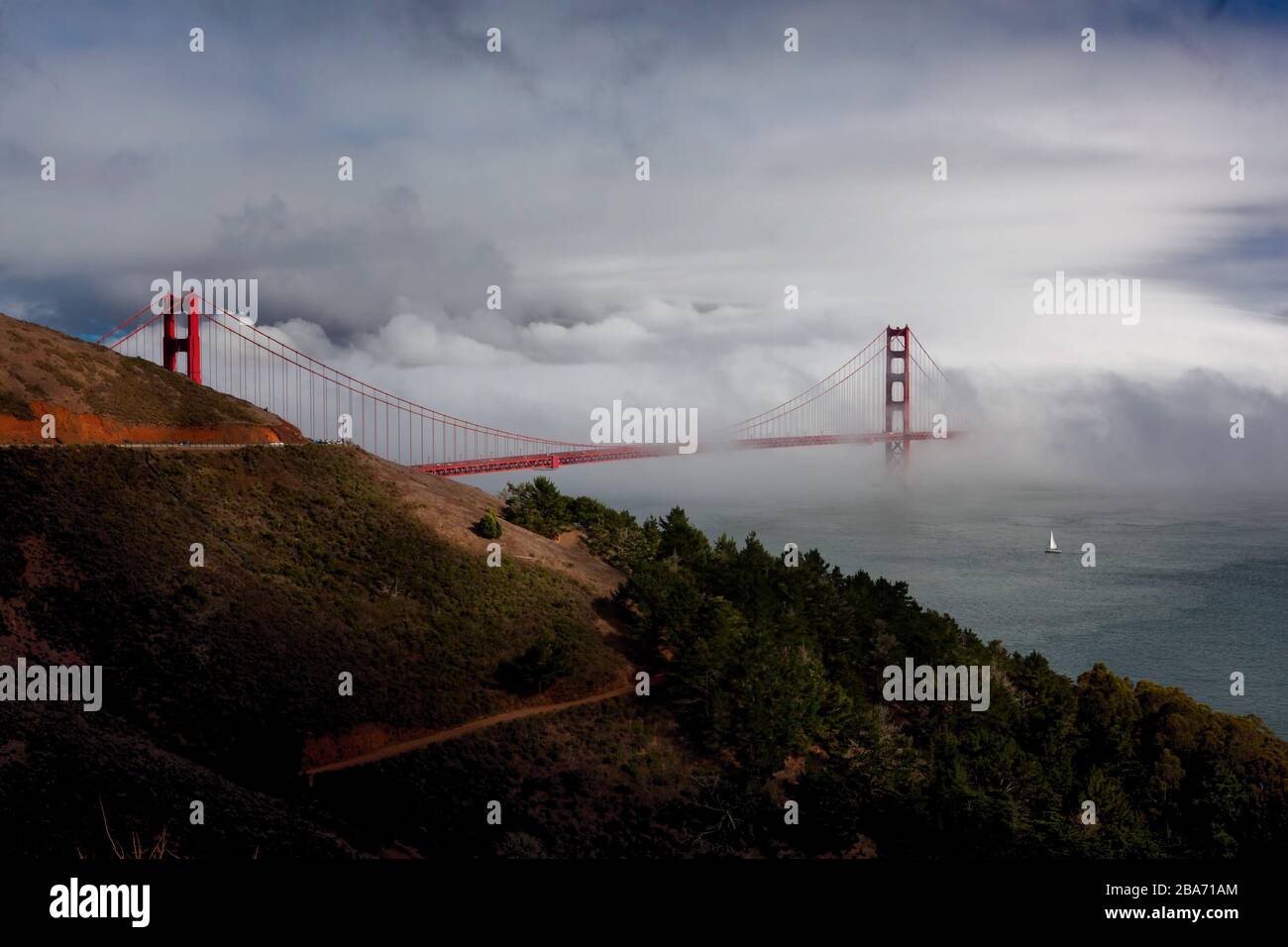 Vista del Golden Gate Bridge sotto il sole e la nebbia da Marin Headlands, San Francisco, California, Stati Uniti, Nord America, colore Foto Stock