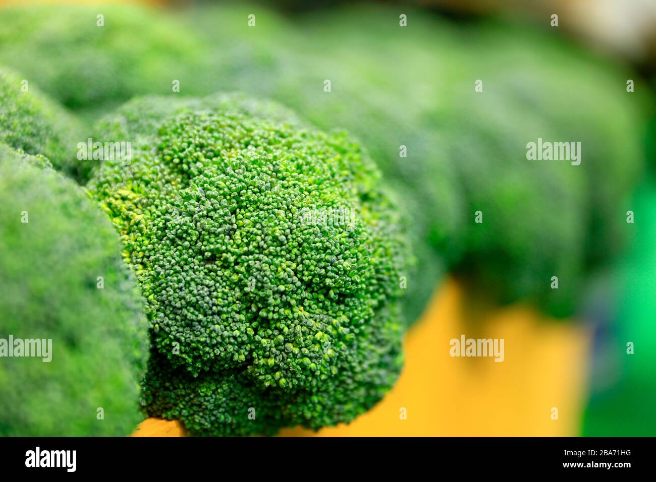 Broccoli sul mercato，un primo piano Foto Stock