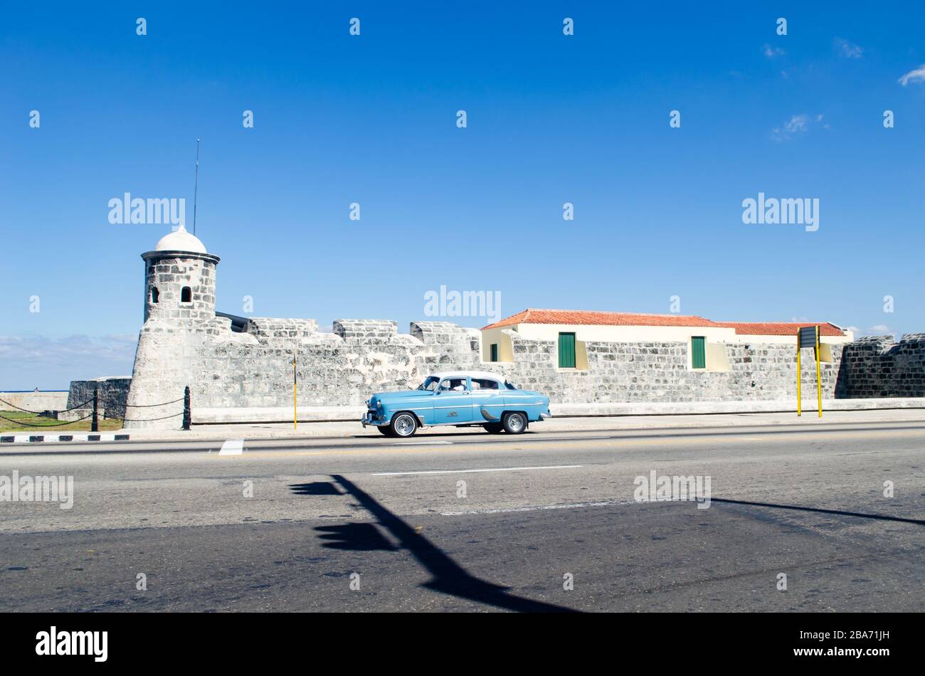 Vista panoramica della Fortezza di Salvador de la Punta. Lungo la strada transita una classica auto blu Foto Stock