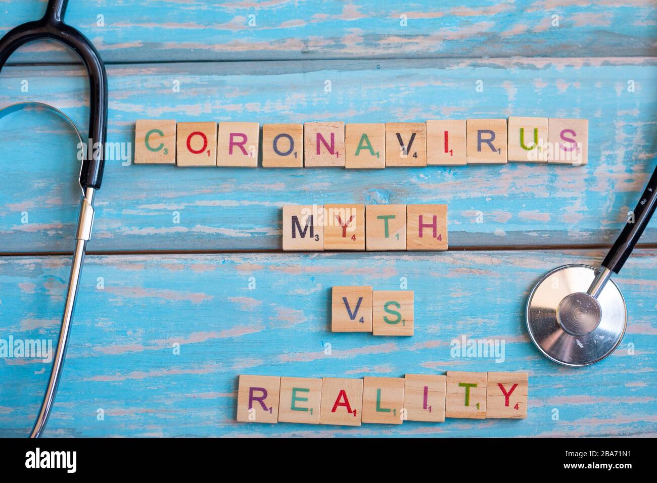 Fatti e immaginazioni di coronavirus da professionisti medici Foto Stock