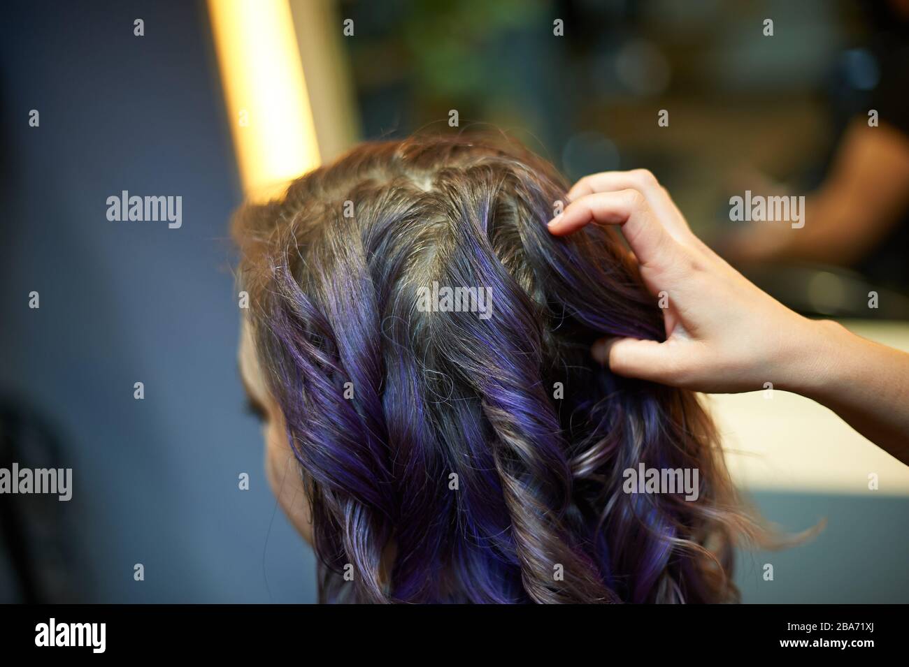 Taglio e colorazione dei capelli in un salone Foto Stock