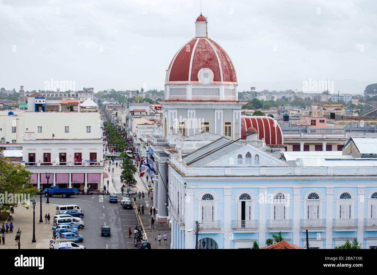 Scena nei dintorni del Parco Jose Marti nella città coloniale di Cienfuegos. Il Casino Spagnolo è visto nella foto Foto Stock
