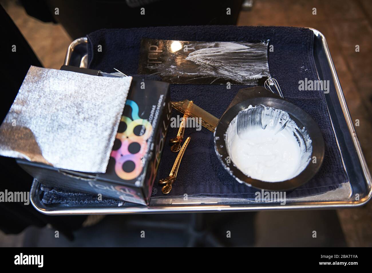 Taglio e colorazione dei capelli in un salone Foto Stock