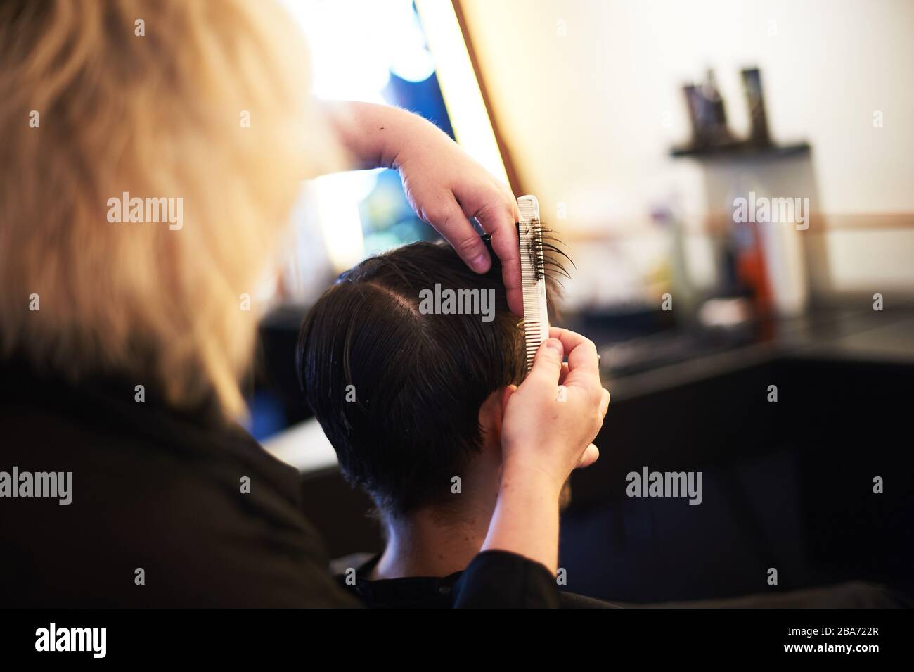 Taglio di capelli per uomo al salone Southpaw a Silver Lake, Los Angeles. Foto Stock