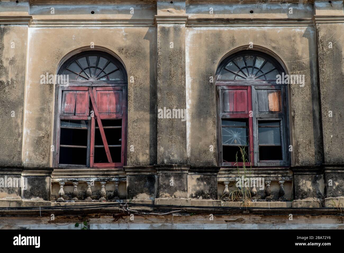 Bangkok, Thailandia - 2 febbraio 2020 : vecchie finestre in legno della vecchia dogana o della vecchia stazione dei pompieri di old Bang rak. Foto Stock