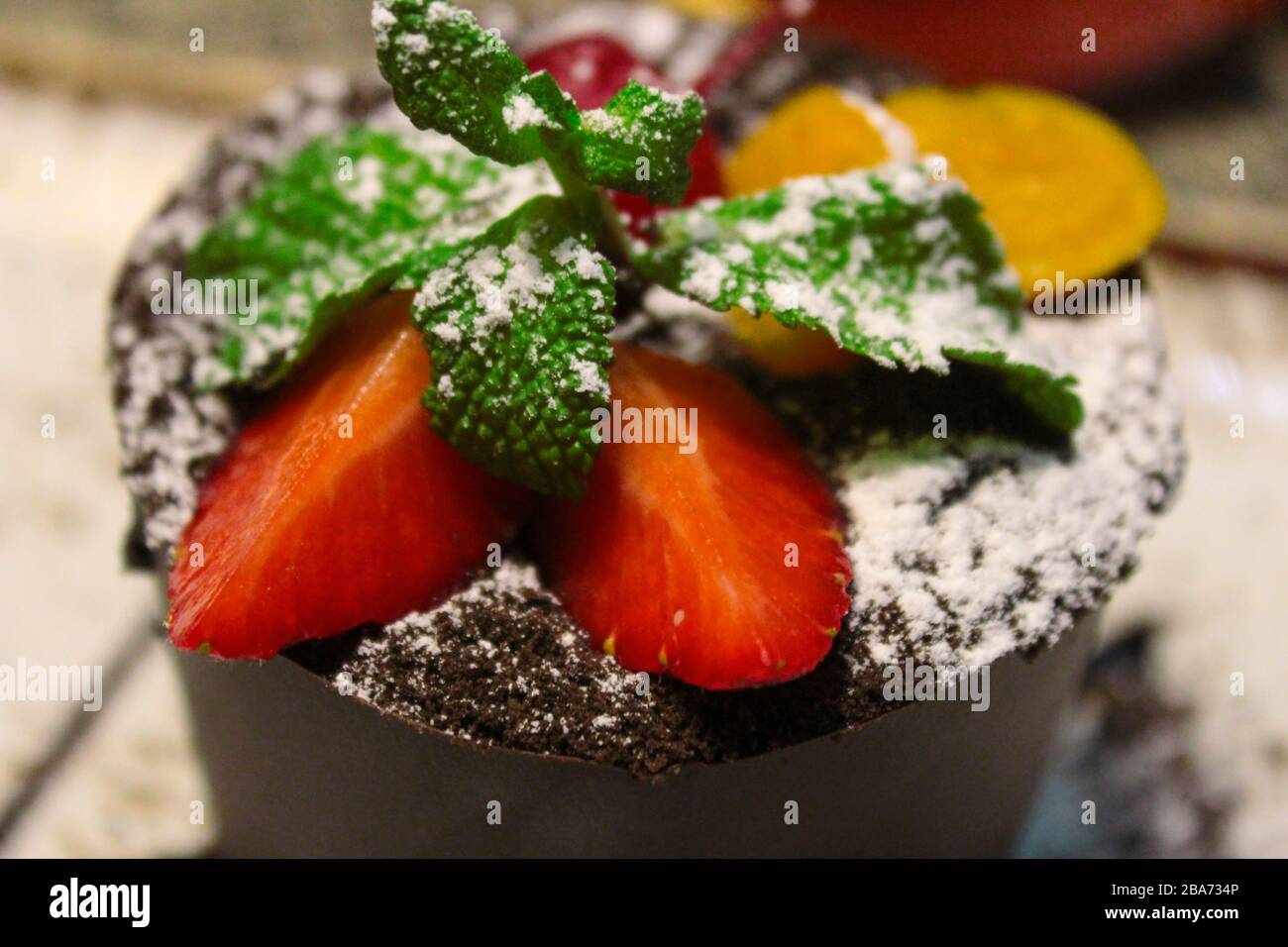 Dessert al cioccolato con fette di fragola e limone Foto Stock