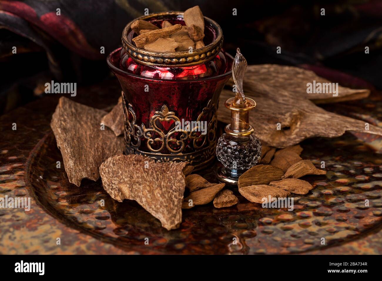 Legno di agar, chiamato anche aloeswood, olio essenziale di incenso e trucioli Foto Stock
