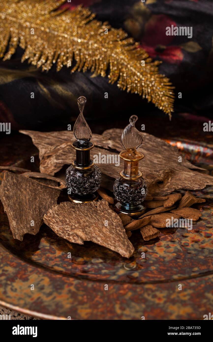 Legno di agar, chiamato anche aloeswood, olio essenziale di incenso e trucioli Foto Stock