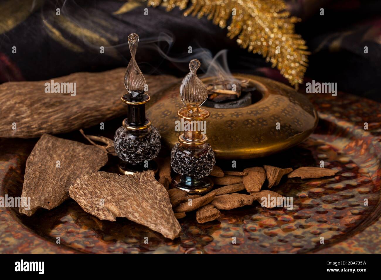 Legno di agar, chiamato anche aloeswood, olio essenziale di incenso e trucioli Foto Stock