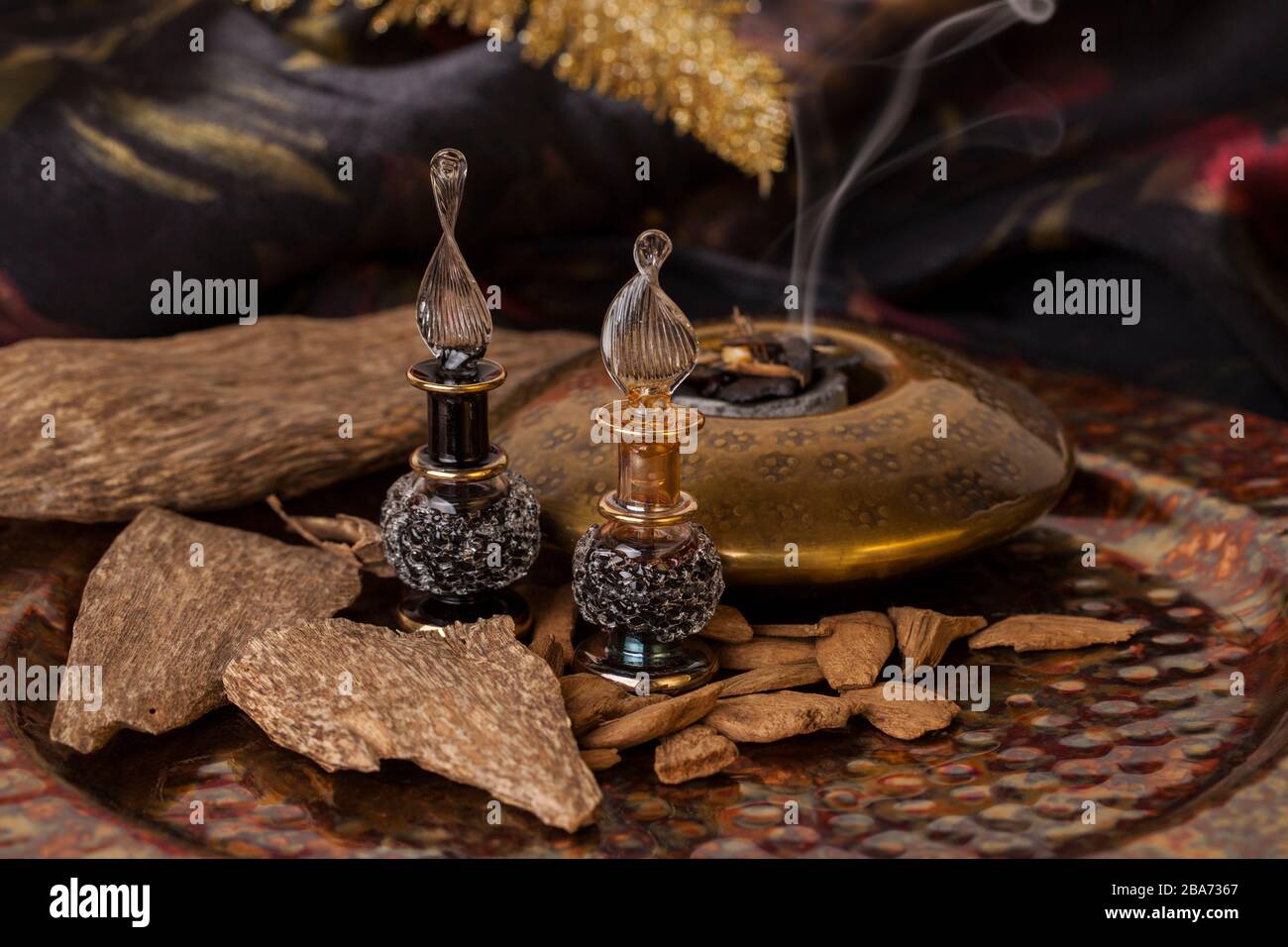 Legno di agar, chiamato anche aloeswood, olio essenziale di incenso e trucioli Foto Stock