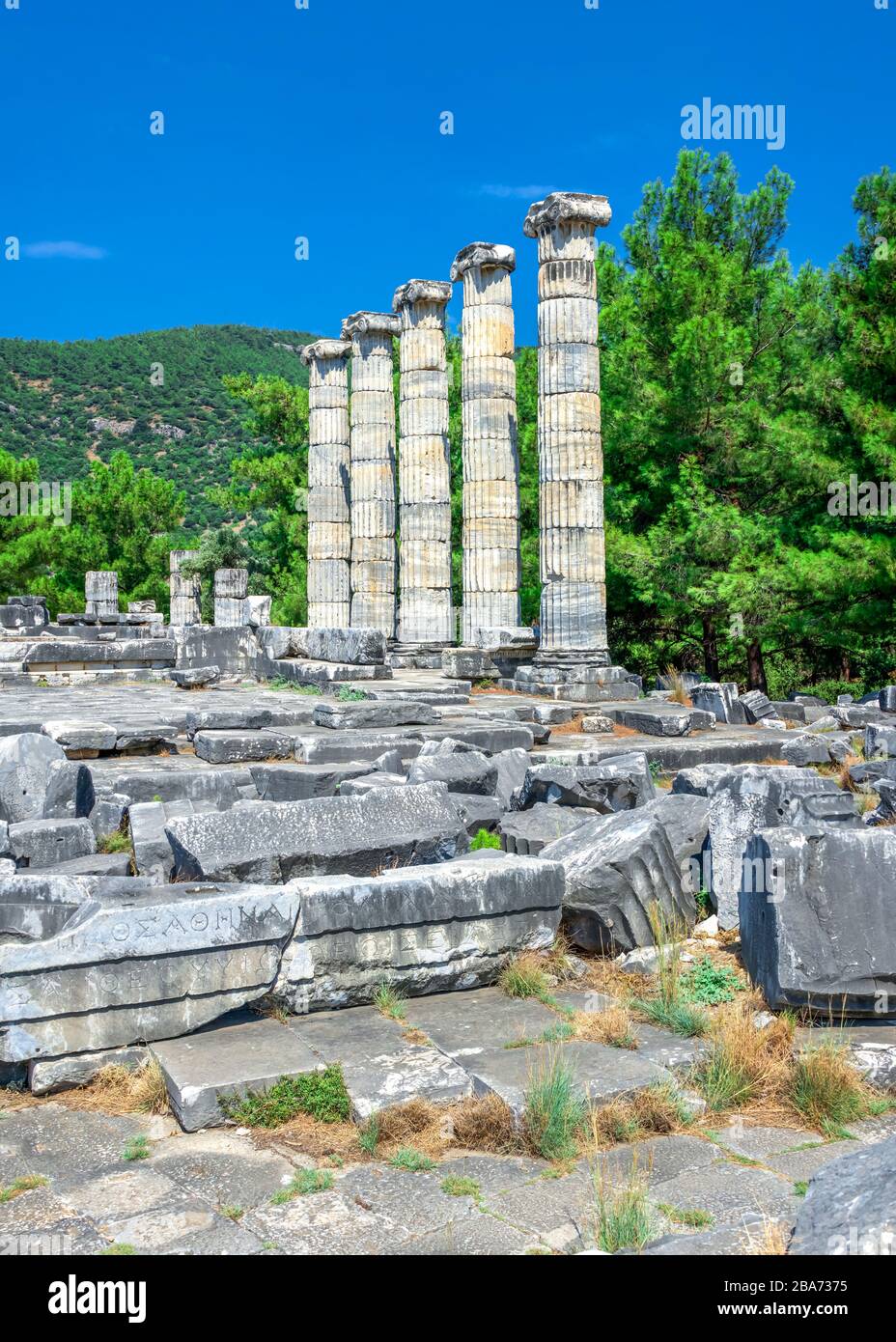 Rovine del Tempio di Atena Polias nell'antica città di Priene, in Turchia, in una giornata estiva soleggiata. Grande scatto panoramico. Foto Stock