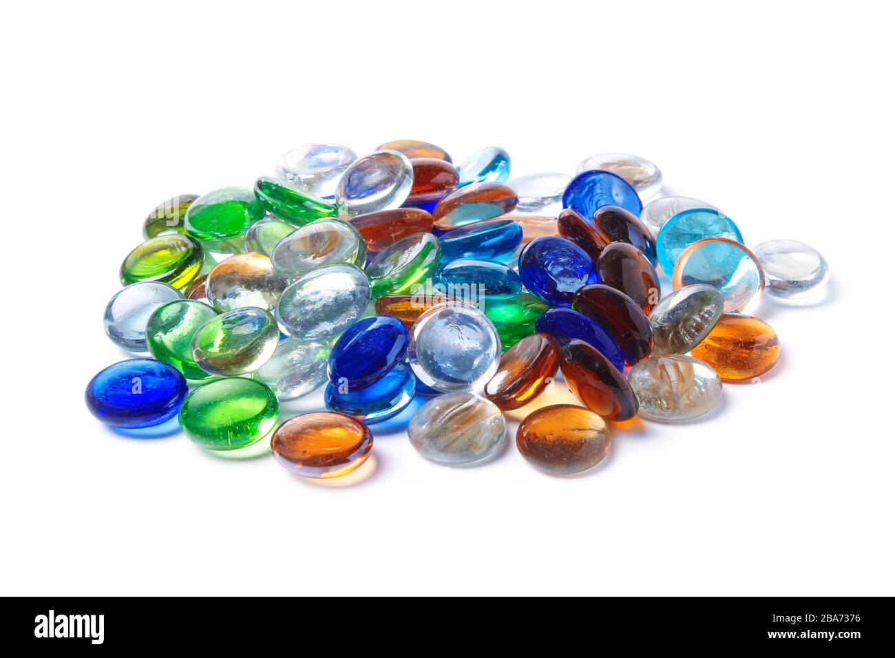 Manciata di pietre di vetro multicolore isolate su bianco Foto Stock