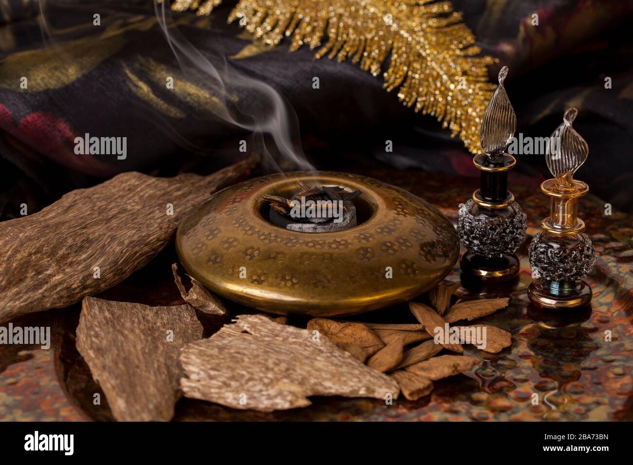 Legno di agar, chiamato anche aloeswood, olio essenziale di incenso e trucioli Foto Stock