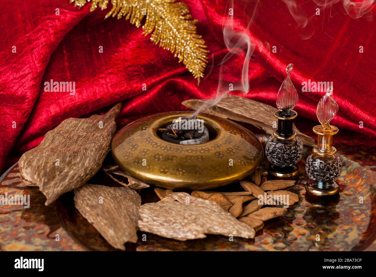 Legno di agar, chiamato anche aloeswood, olio essenziale di incenso e trucioli Foto Stock