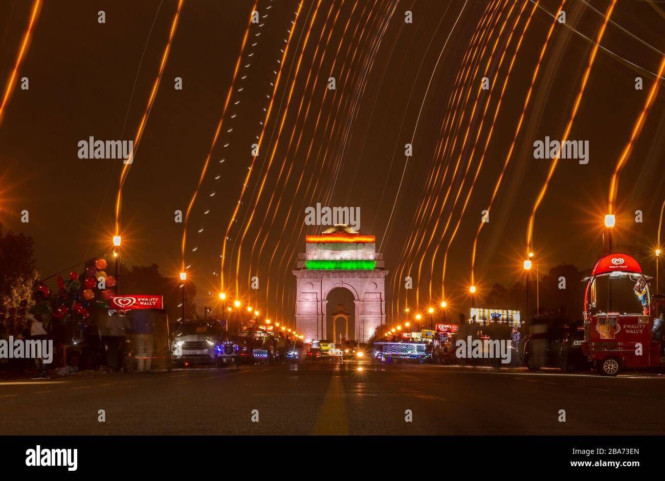 Il cancello dell'India (originariamente il memoriale di guerra dell'India) è un monumento di guerra situato a cavallo del Rajpath, Nuova Delhi, India Foto Stock