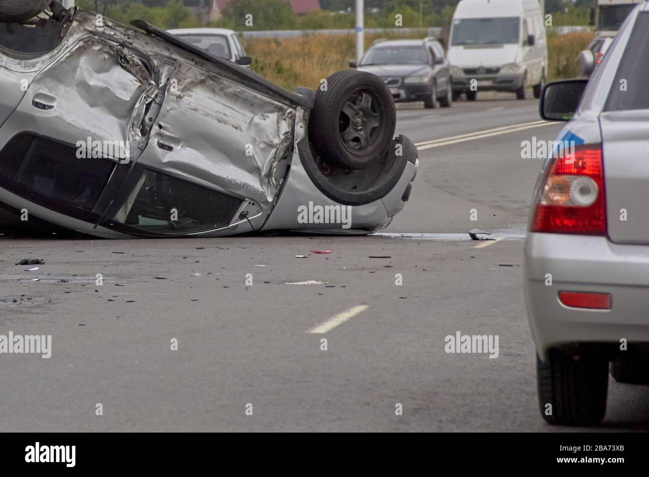 San Pietroburgo, Russia-08 giugno 2019: Un'auto rovesciata in uno dei quartieri della città Foto Stock