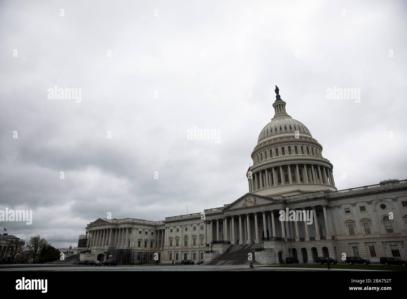 Washington, DC, USA. 25 Marzo 2020. La foto scattata il 25 marzo 2020 mostra il Campidoglio degli Stati Uniti a Washington, DC, Stati Uniti. Il Senato degli Stati Uniti mercoledì sera ha superato un pacchetto di stimoli da 2 trilioni di dollari per smussare le ricadute economiche del COVID-19, dopo una serie di negoziati tra Democratici e Repubblicani. Credit: Ting Shen/Xinhua/Alamy Live News Foto Stock