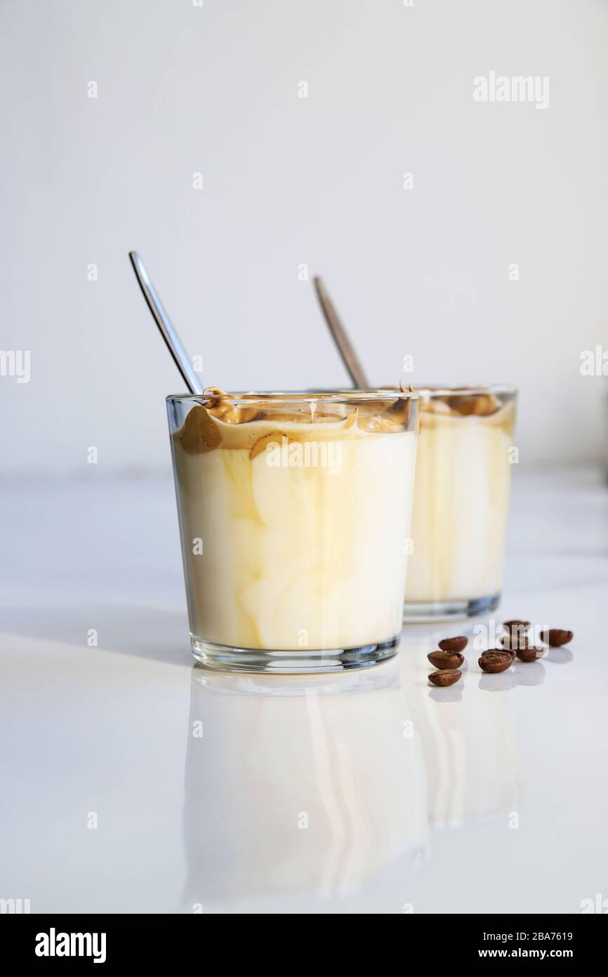 Caffè sudcoreano dalgona - latte freddo alla moda o cappuccino con latte e zucchero di canna. Drink estivo per colazione Foto Stock