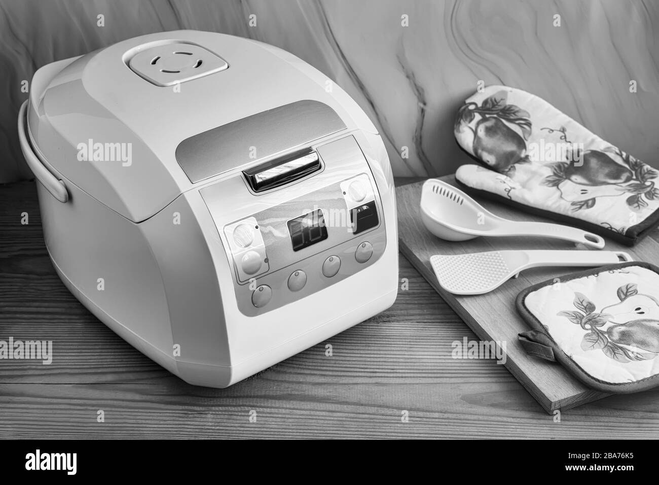 Moderno multi-fornello elettrico e un set di accessori da cucina Foto Stock