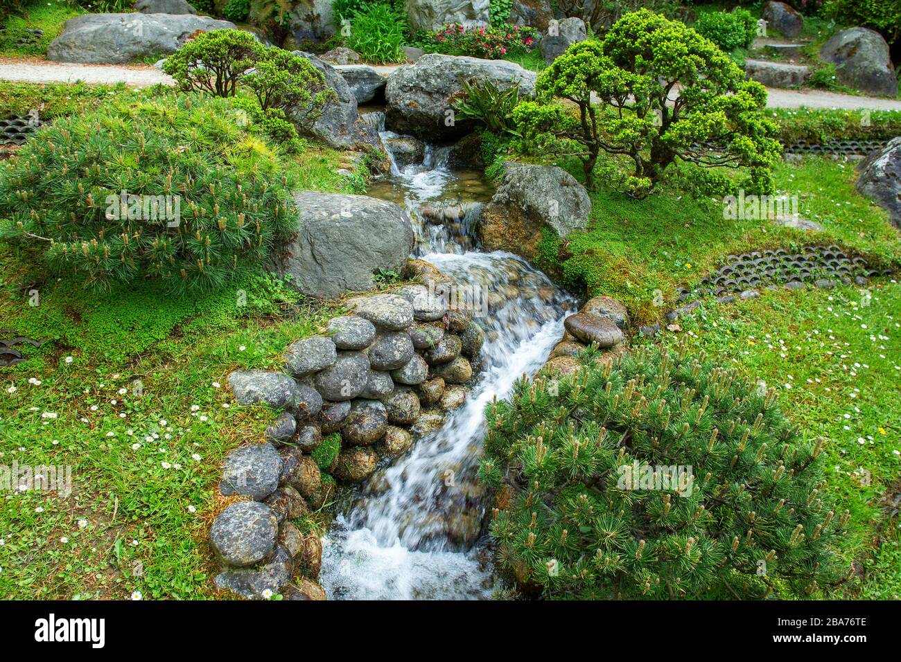 Idilliaco giardino giapponese a Parigi (giardino Albert-Kahn) - natura idilliaca all'inizio di maggio Foto Stock