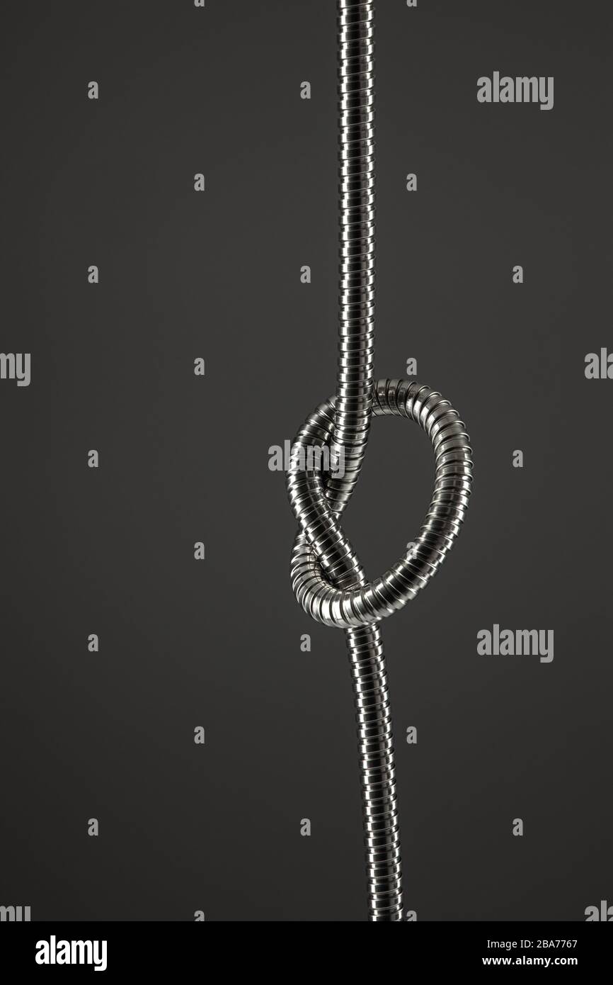 Tubo per doccia isolato su sfondo nero. Foto Stock